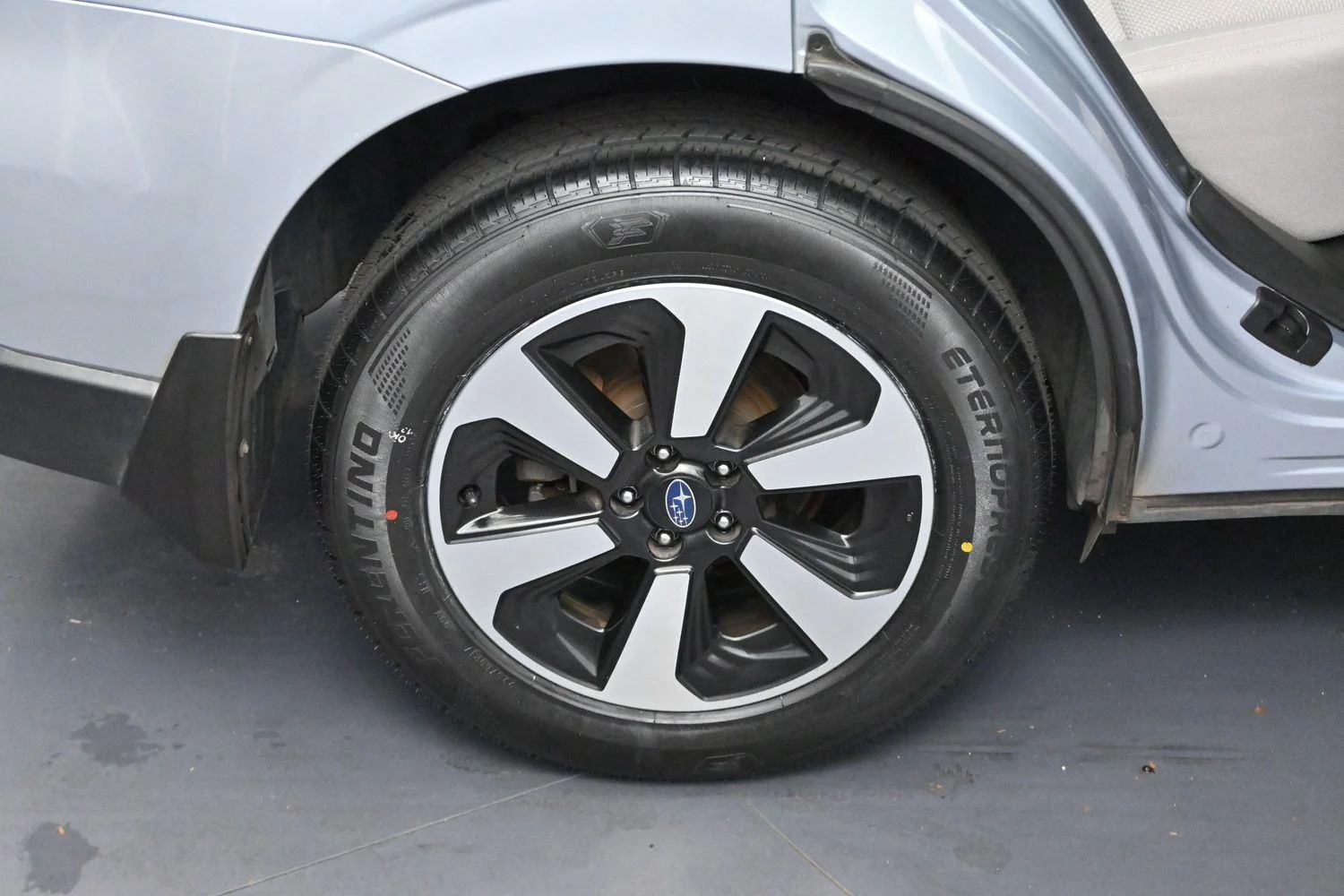 Used 2018 Ice Silver Metallic Subaru Premium image 32
