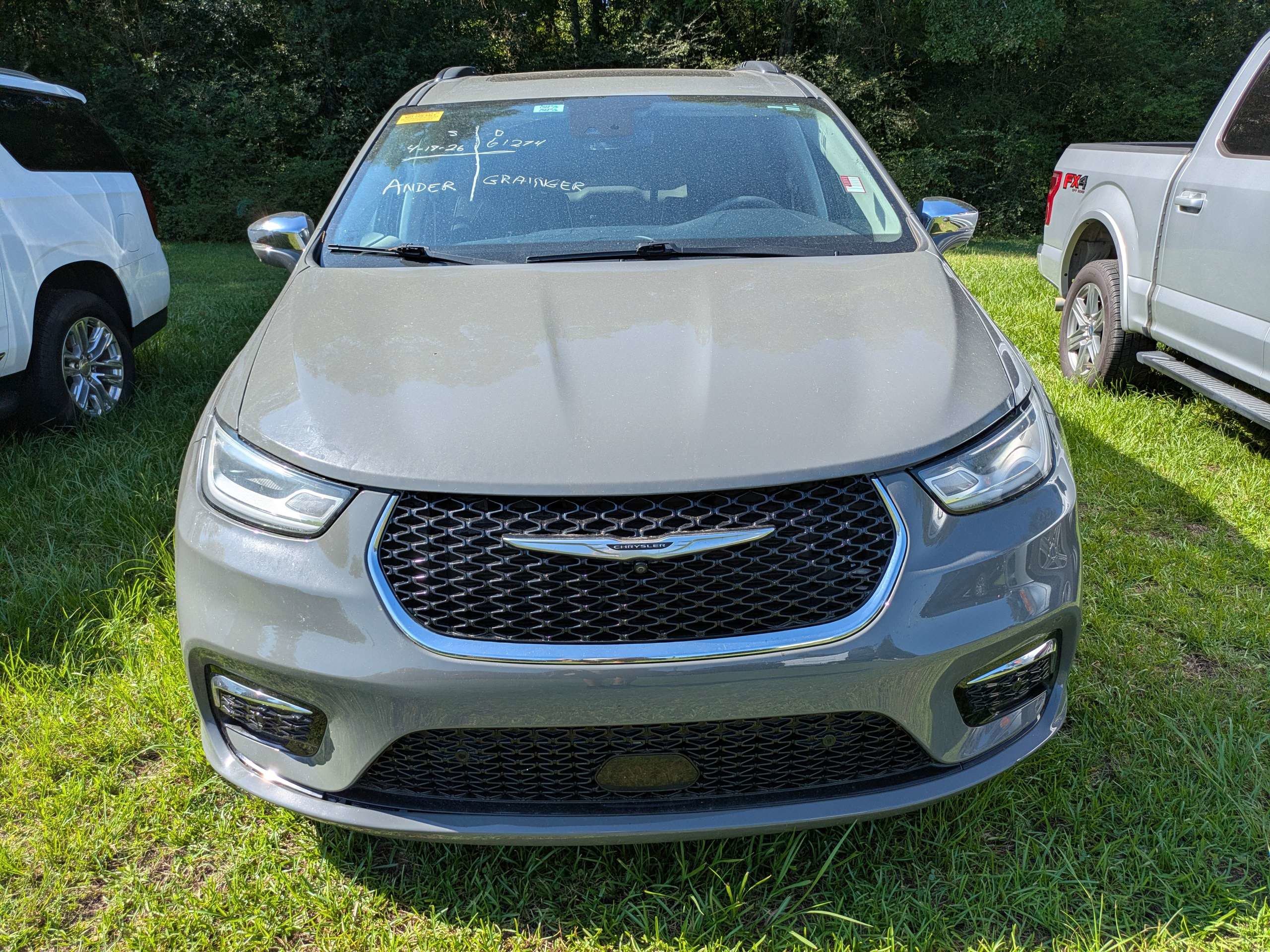 Used 2022 Ceramic Gray Clearcoat Chrysler Limited image 2