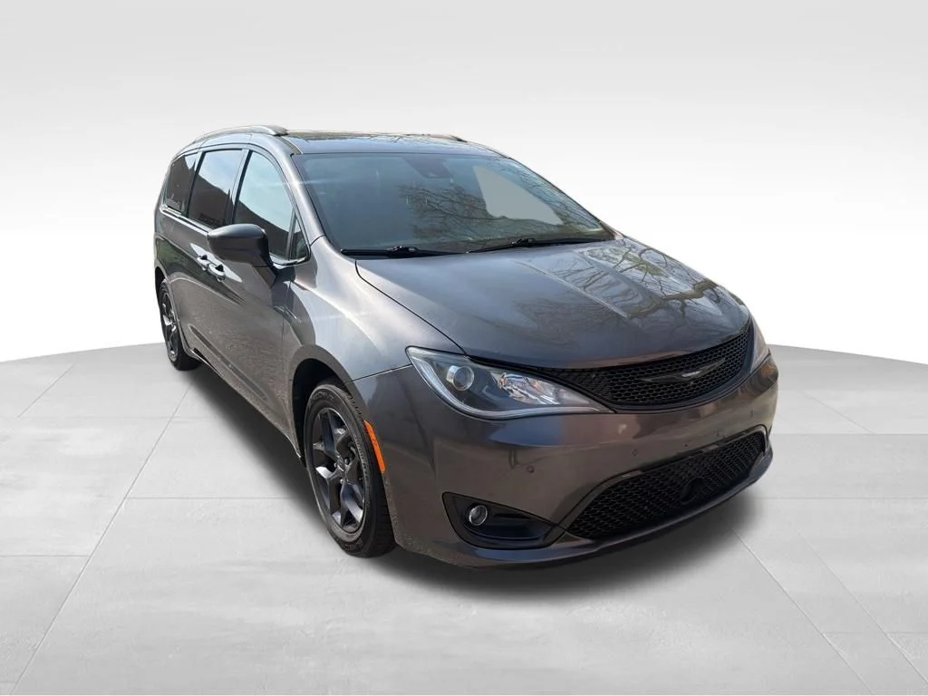 Used 2019 Gray Chrysler Touring L image 8