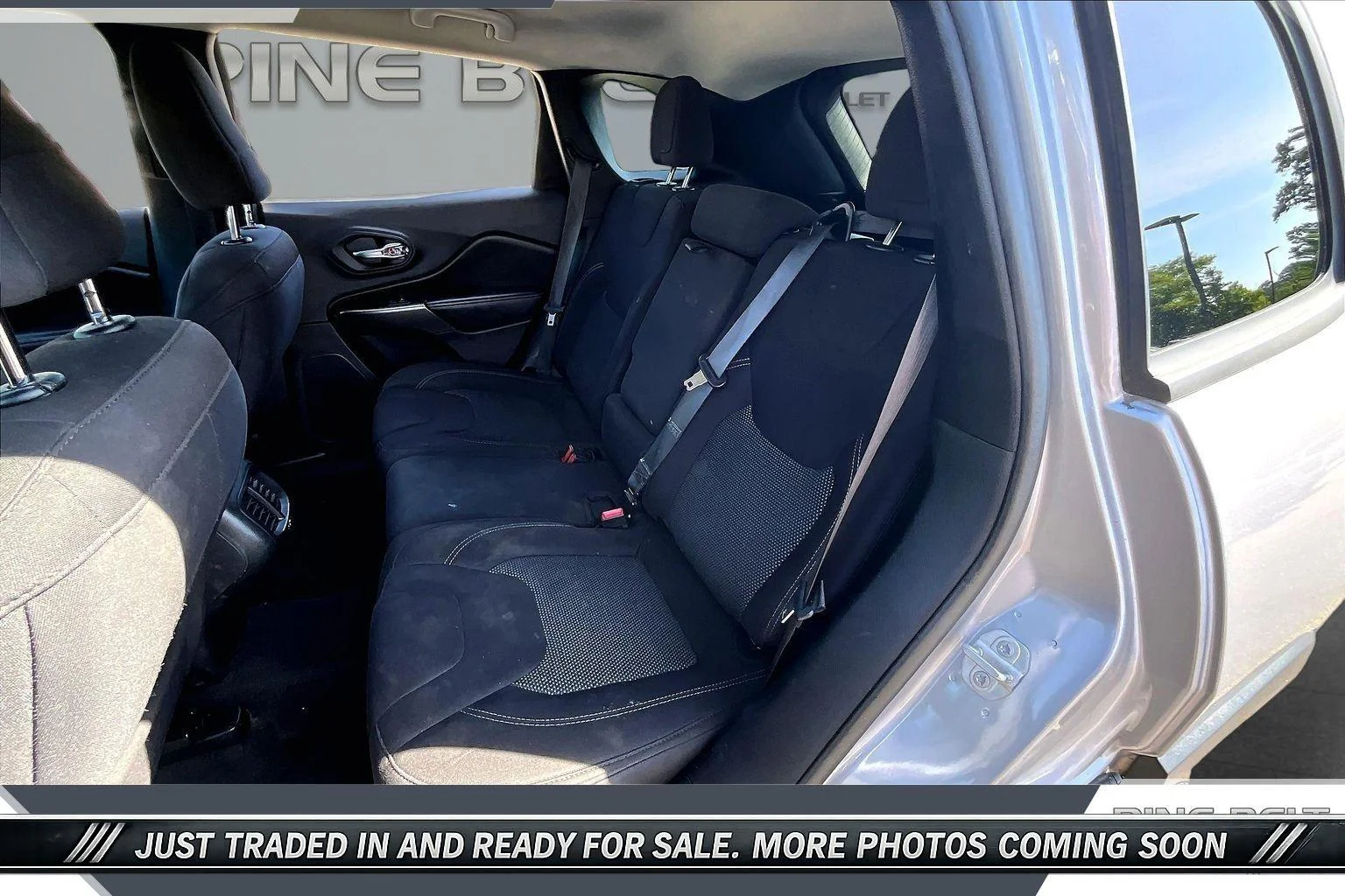 Used 2020 Silver Jeep Latitude FWD image 19