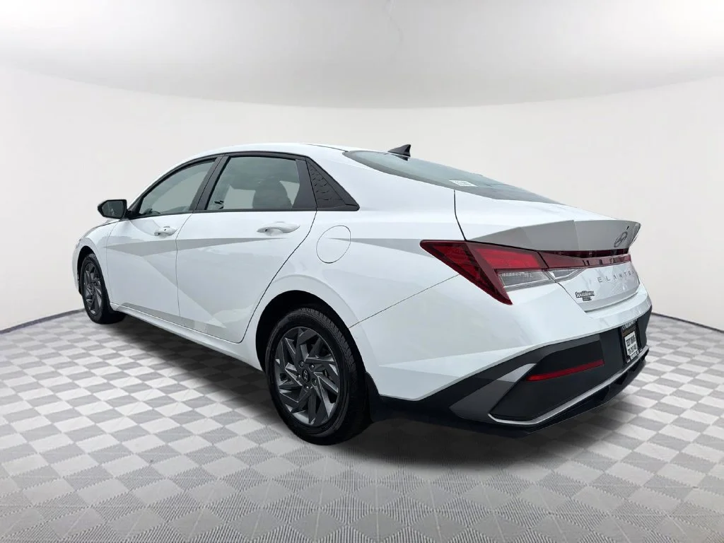 Used 2024 White Hyundai SEL image 7