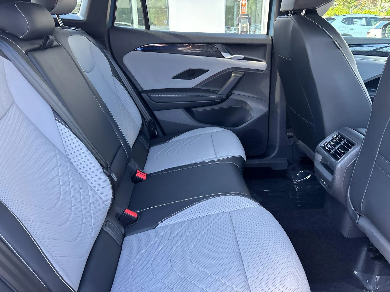 New 2026 monterey blue with deep black roof Volkswagen SE R-Line Black image 37
