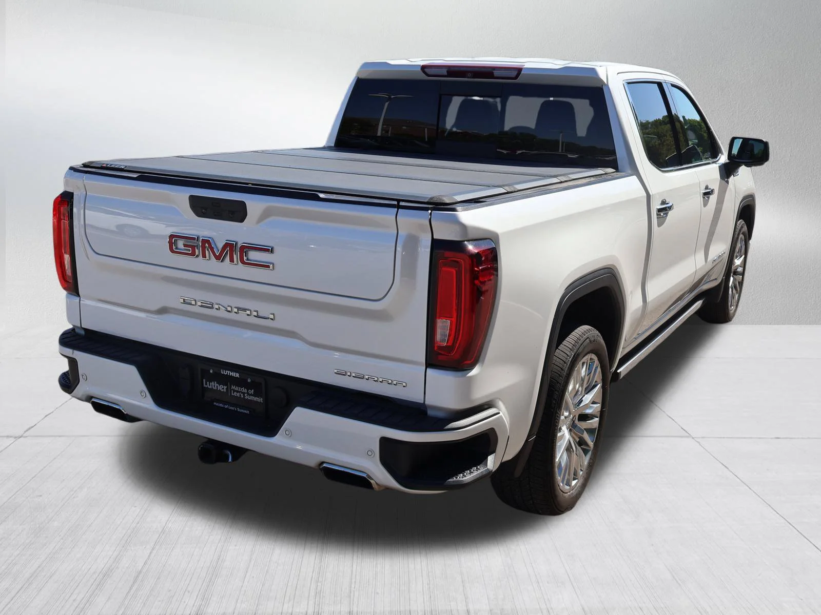 Used 2019 White Frost Tricoat GMC Denali image 7