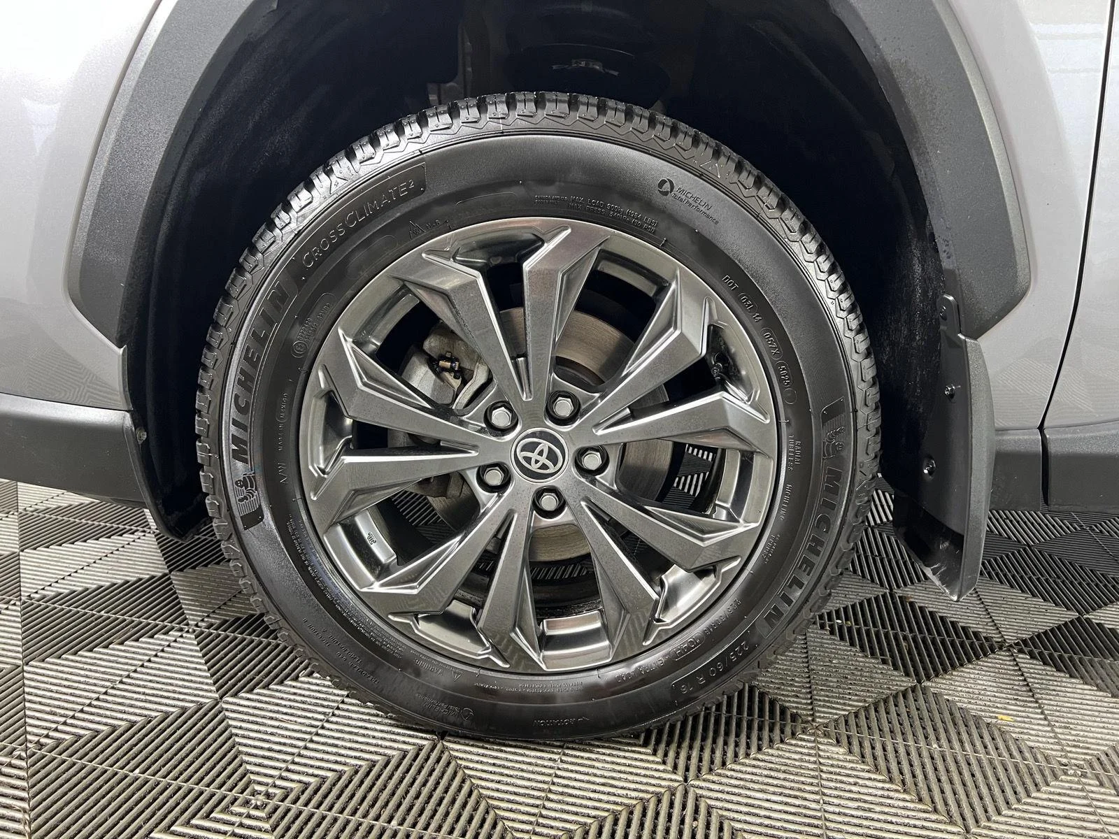 Used 2024 Silver Sky Metallic Toyota XLE Premium image 9