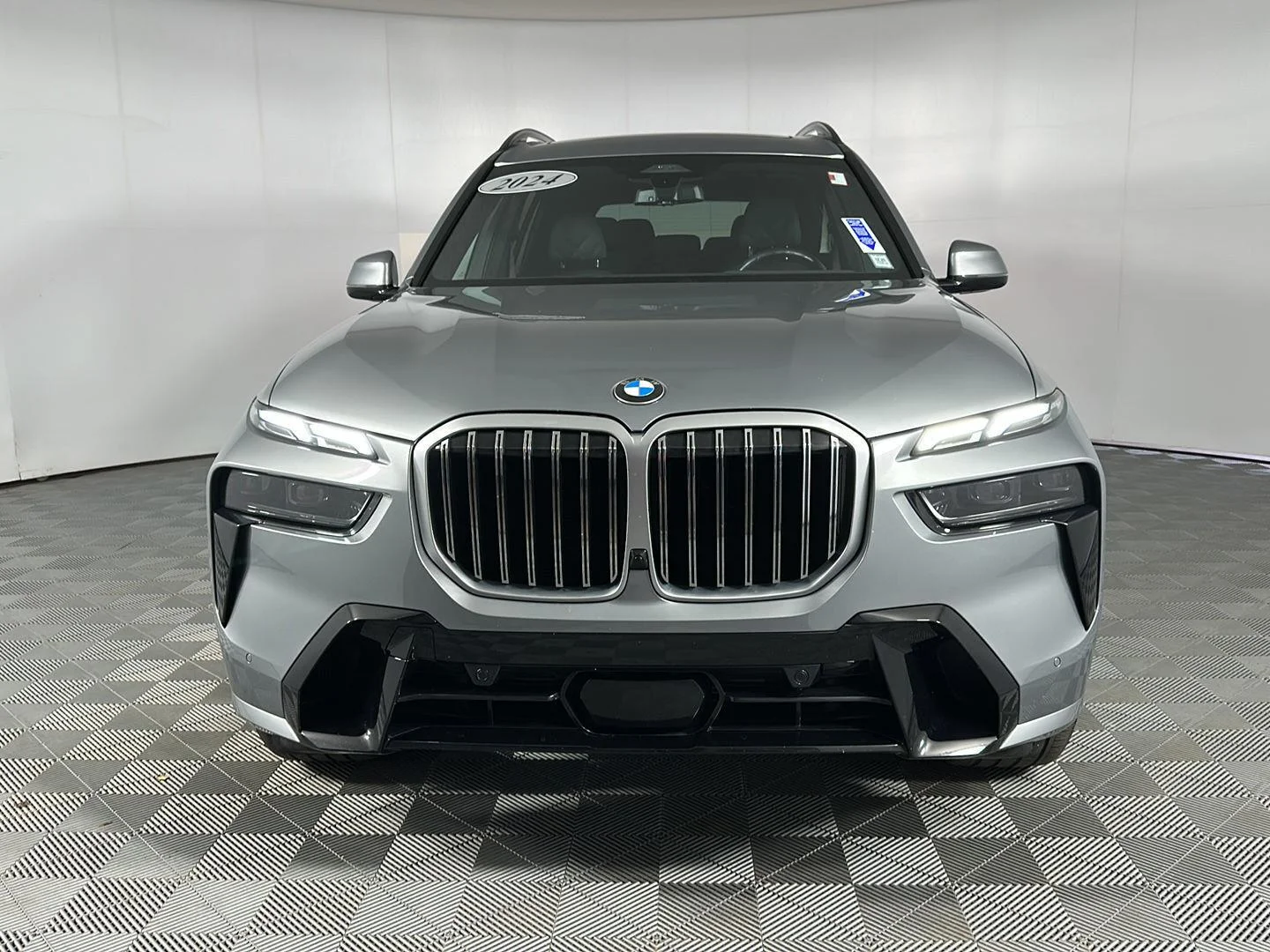 Used 2024 Skyscraper Grey Metallic BMW xDrive40i image 2
