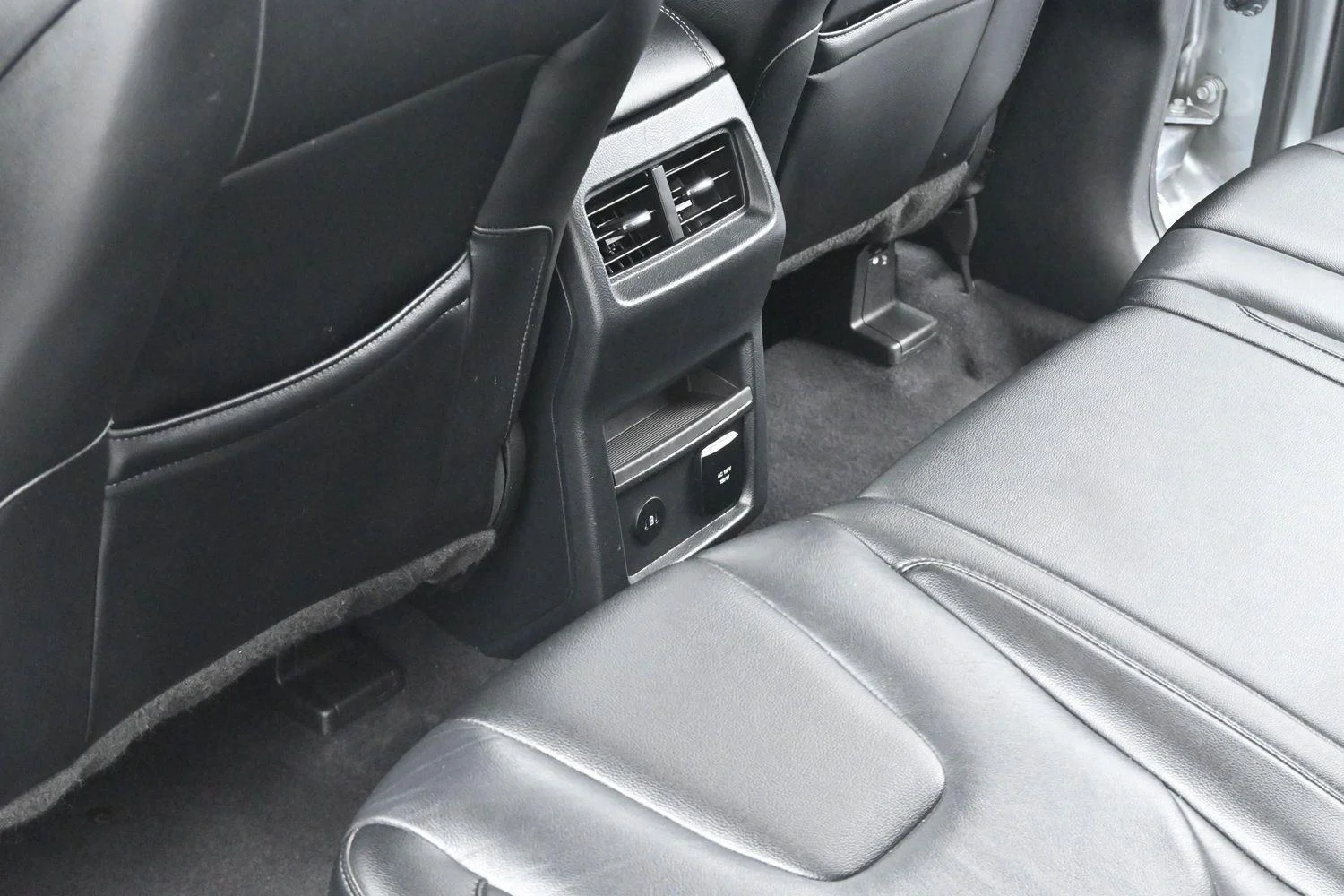 Used 2022 Iconic Silver Ford Titanium image 33
