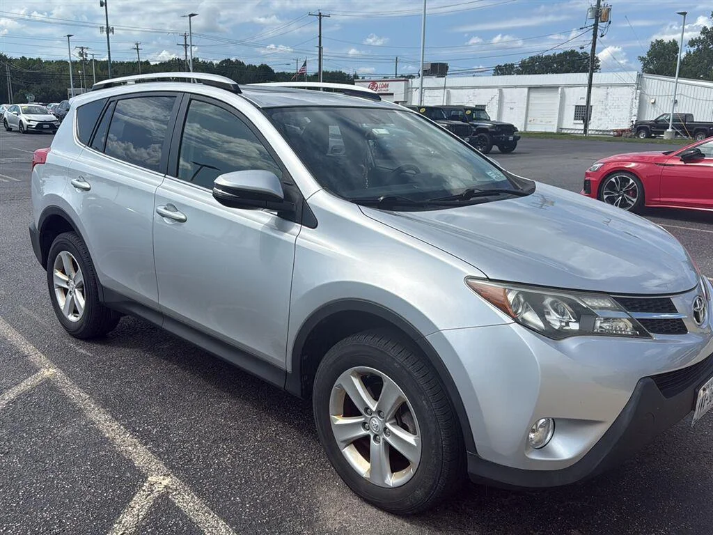 Used 2014 Classic Silver Metallic Toyota XLE image 3
