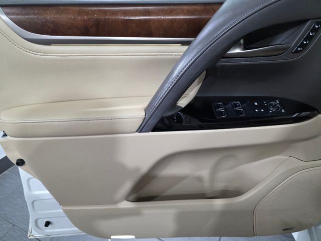 Used 2016  Lexus 570 image 10