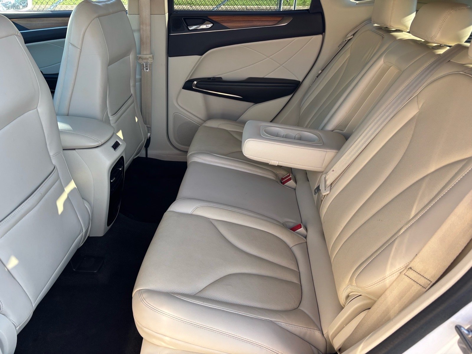 Used 2015 White Platinum Tri-Coat Metallic Lincoln Base image 11