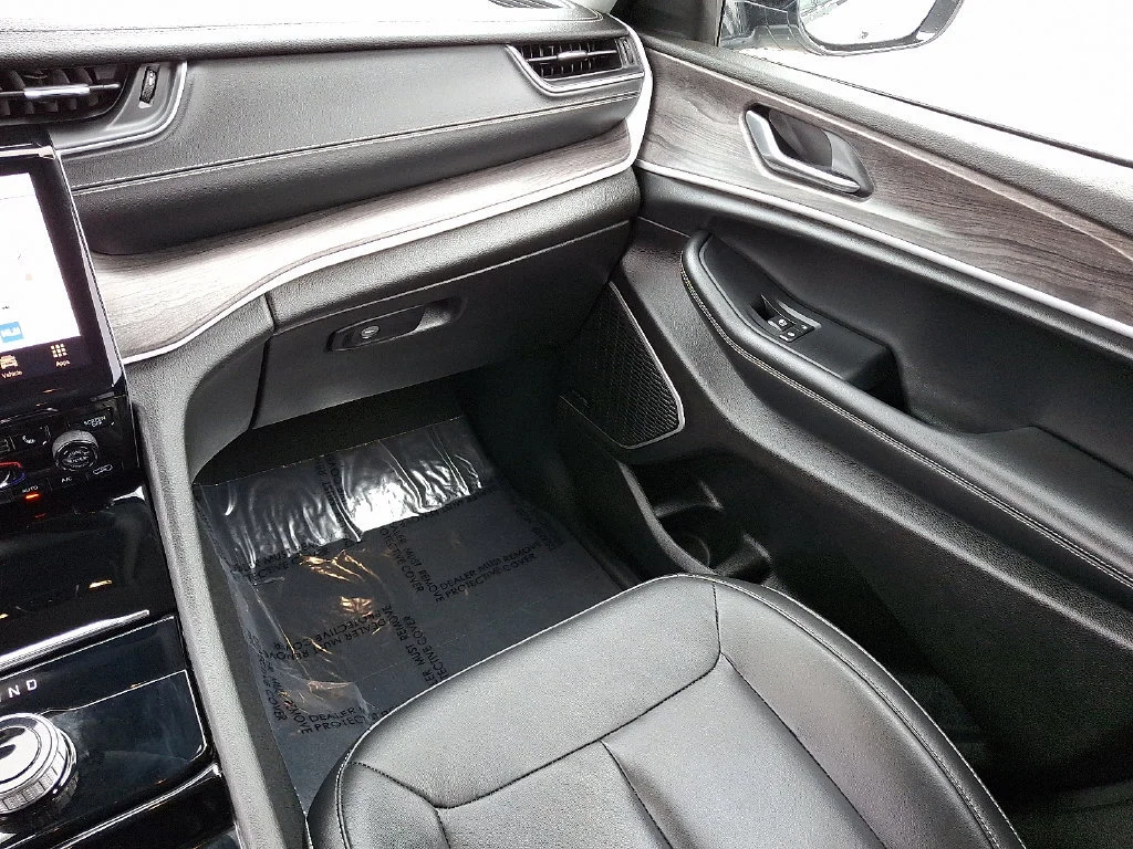 Used 2022 Silver Jeep Limited 4x4 image 17