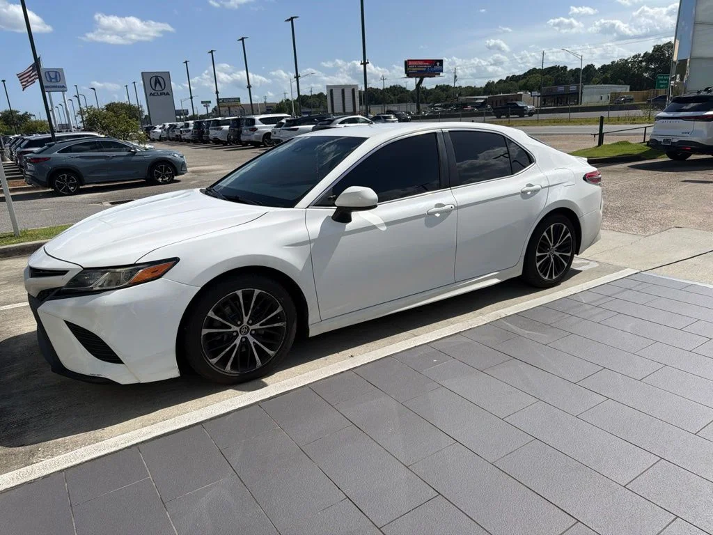 Used 2018 White Toyota SE image 1