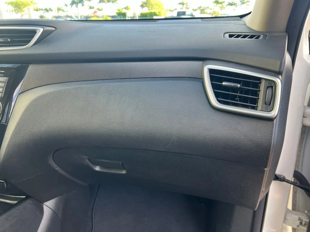 Used 2016 White Nissan SV image 13