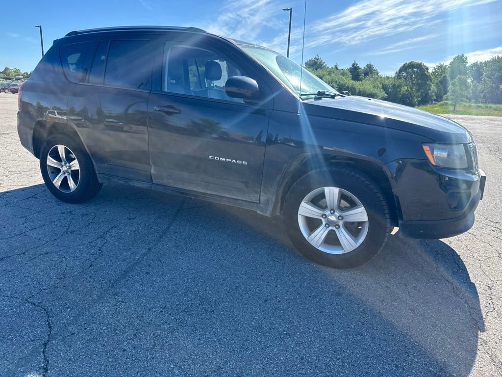 Used 2016  Jeep Latitude image 13