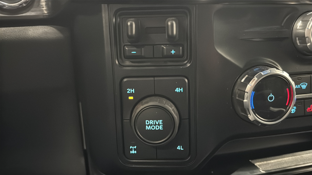 Used 2025 Agate Black Metallic Ford Lariat image 36
