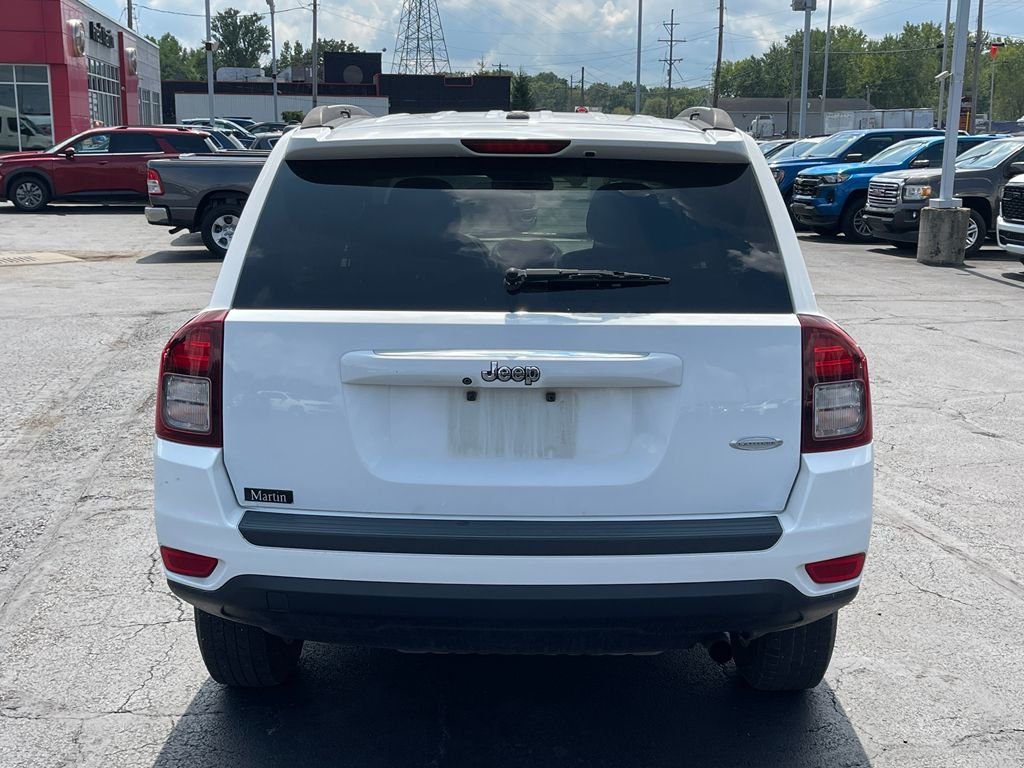 Used 2017 Bright White Clearcoat Jeep Latitude image 4