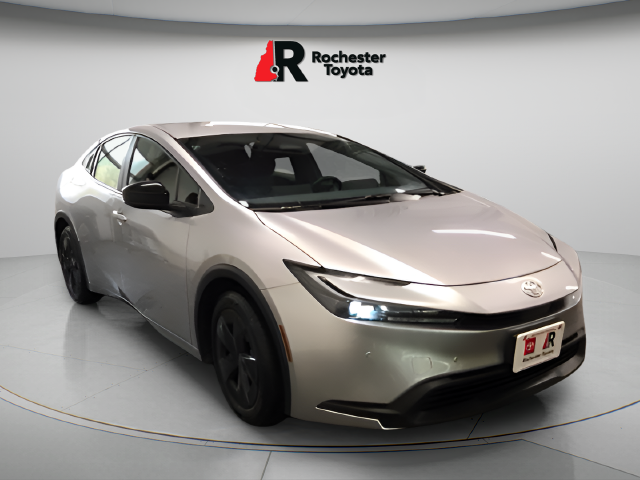 Used 2025  Toyota LE image 2