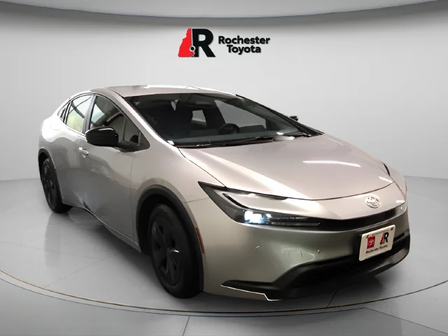 Used 2025  Toyota LE image 2