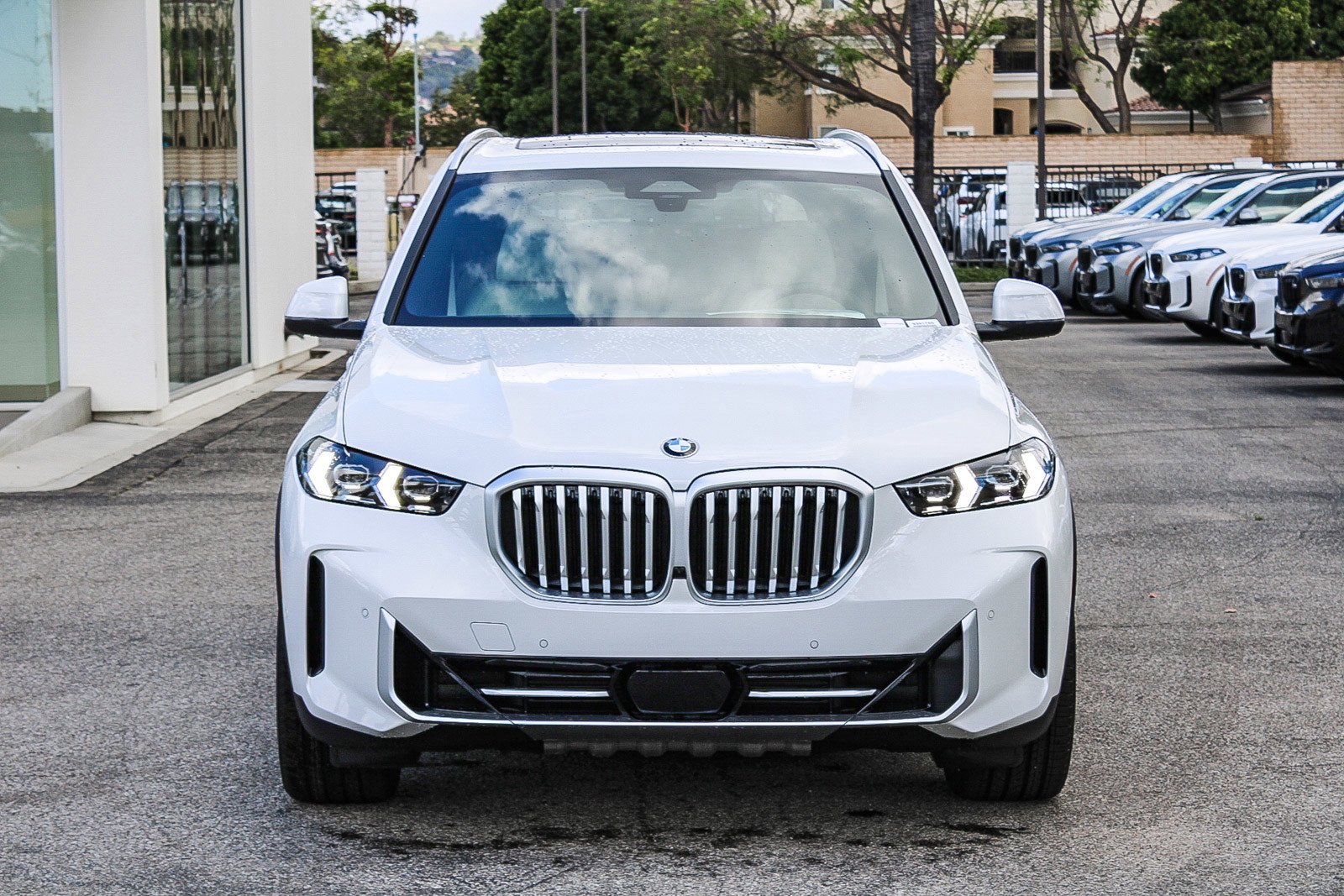 New 2026 Mineral White Metallic BMW xDrive40i image 2