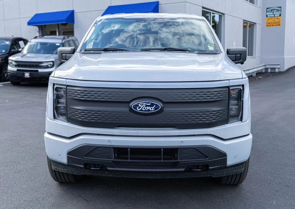 2025 Ford F-150 Lightning Flash - Photo 9