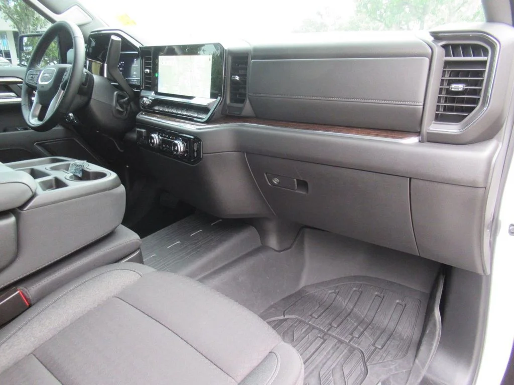 Used 2024 White GMC Elevation image 10