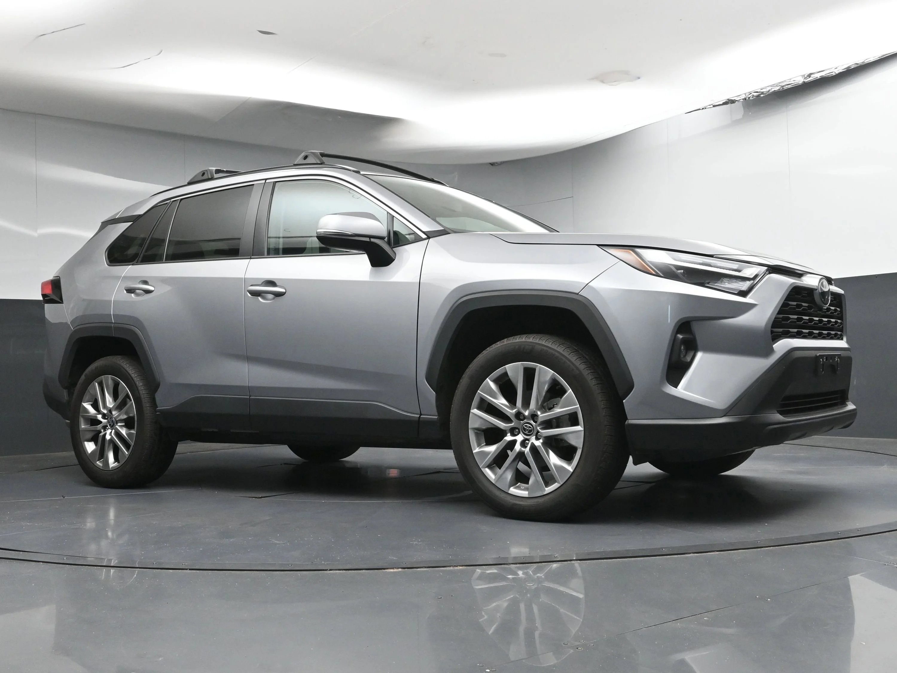 Used 2022 Silver Sky Metallic Toyota XLE Premium image 25