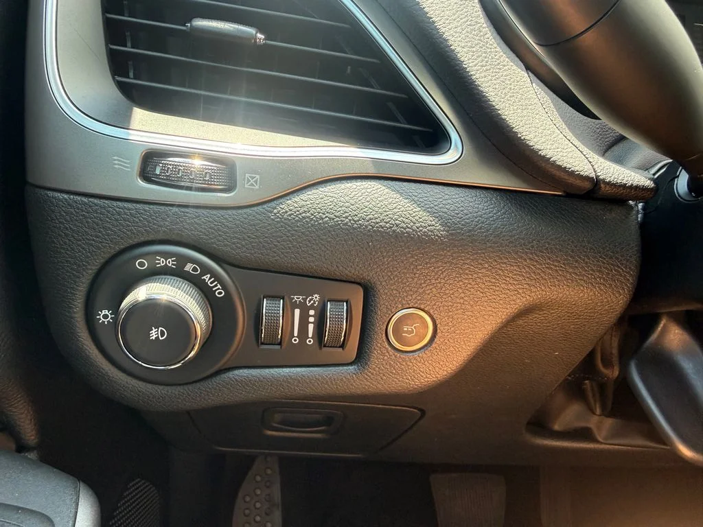 Used 2019 Silver Jeep Latitude Plus image 17