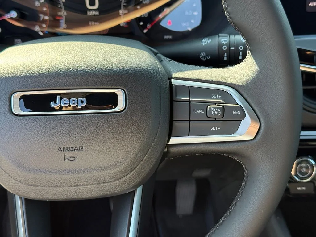 New 2026 Hydro Blue Pearl-Coat Exterior Paint Jeep Latitude image 15