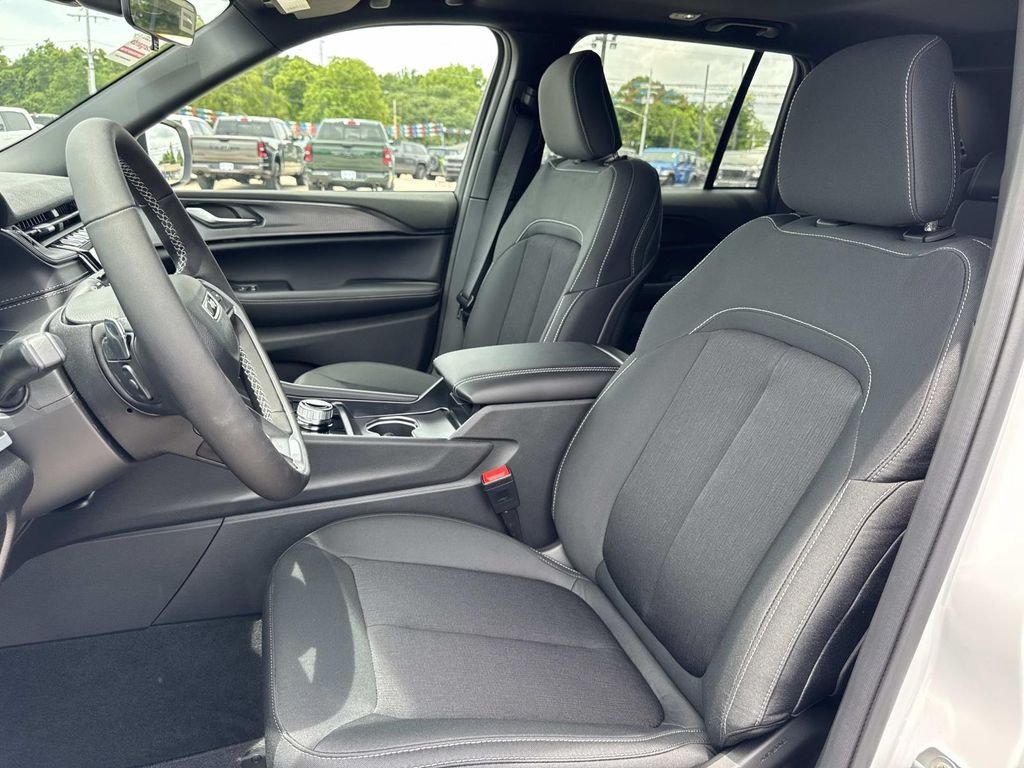 New 2026 Bright White Clear-Coat Exterior Paint Jeep Laredo X image 33