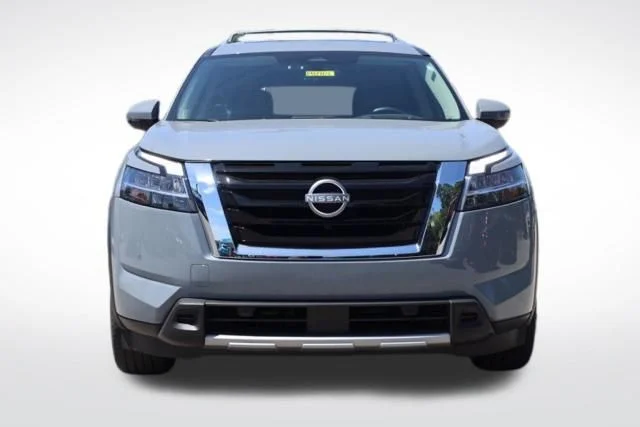 Used 2023 Gray Nissan Platinum image 4