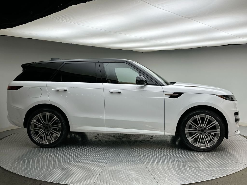 New 2026 Fuji White Land Rover Dynamic SE image 4
