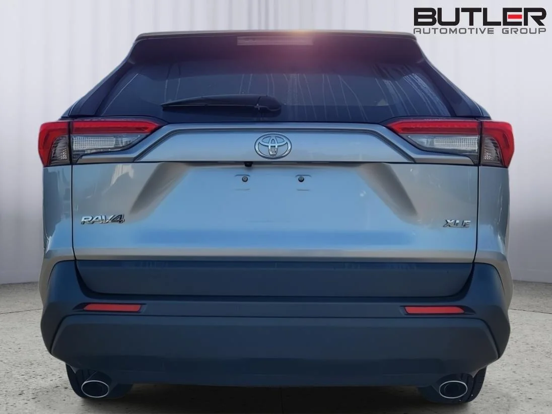 2025 Toyota RAV4 XLE - Photo 8
