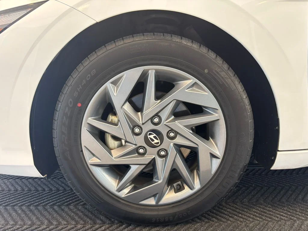 Used 2024 White Hyundai SEL image 11