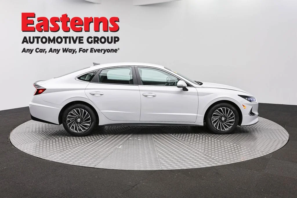 Used 2023 White Hyundai SEL image 3