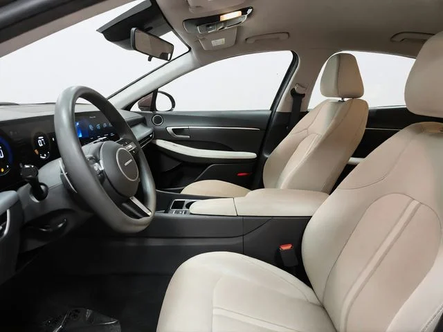 Used 2025 Red Hyundai SEL image 9