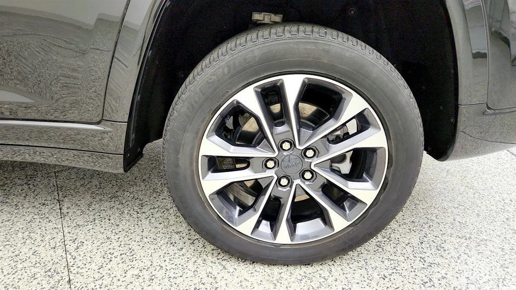 Used 2023 Rocky Mountain Pearlcoat Jeep Overland 4x4 w/ Adv ProTech III & Luxury Tech IV image 9