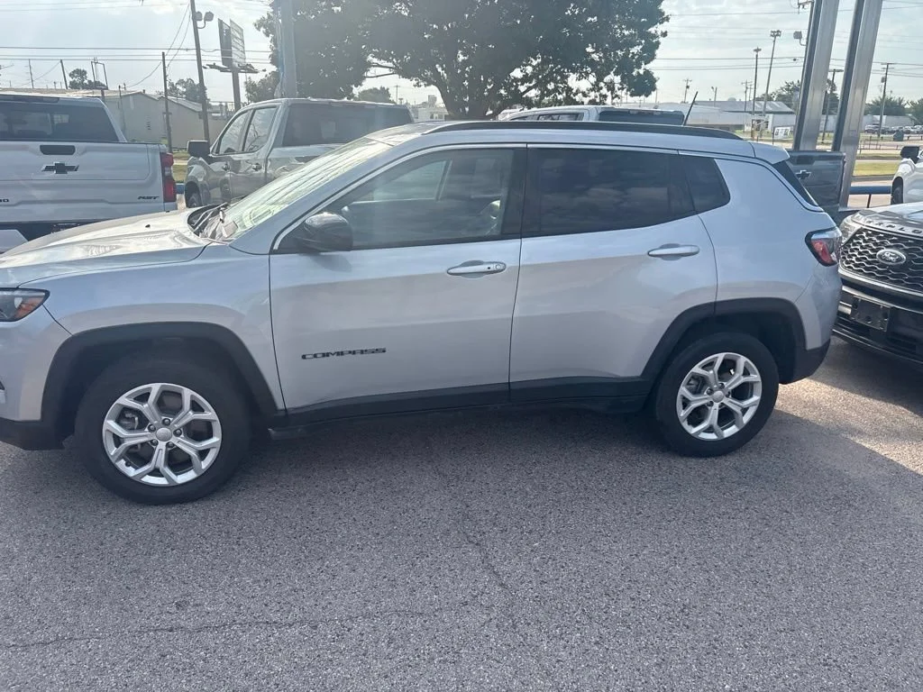Used 2024 Silver Jeep Latitude image 9