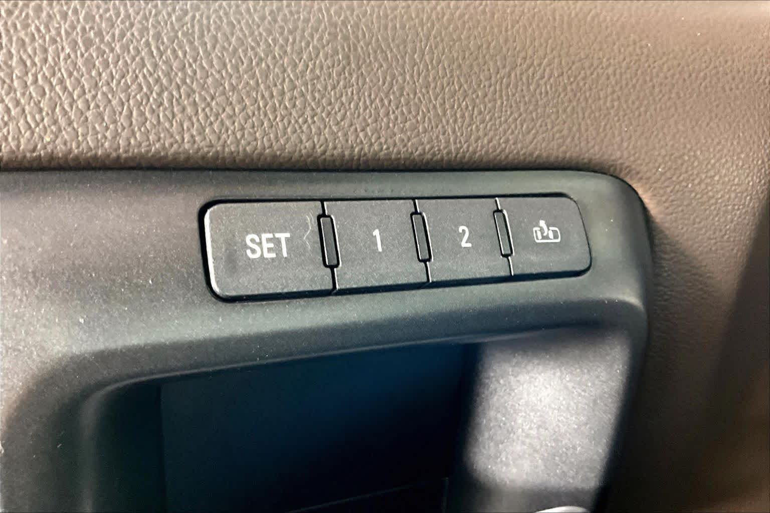 Used 2017 CRIMSON RED TINTCOAT GMC SLT image 31
