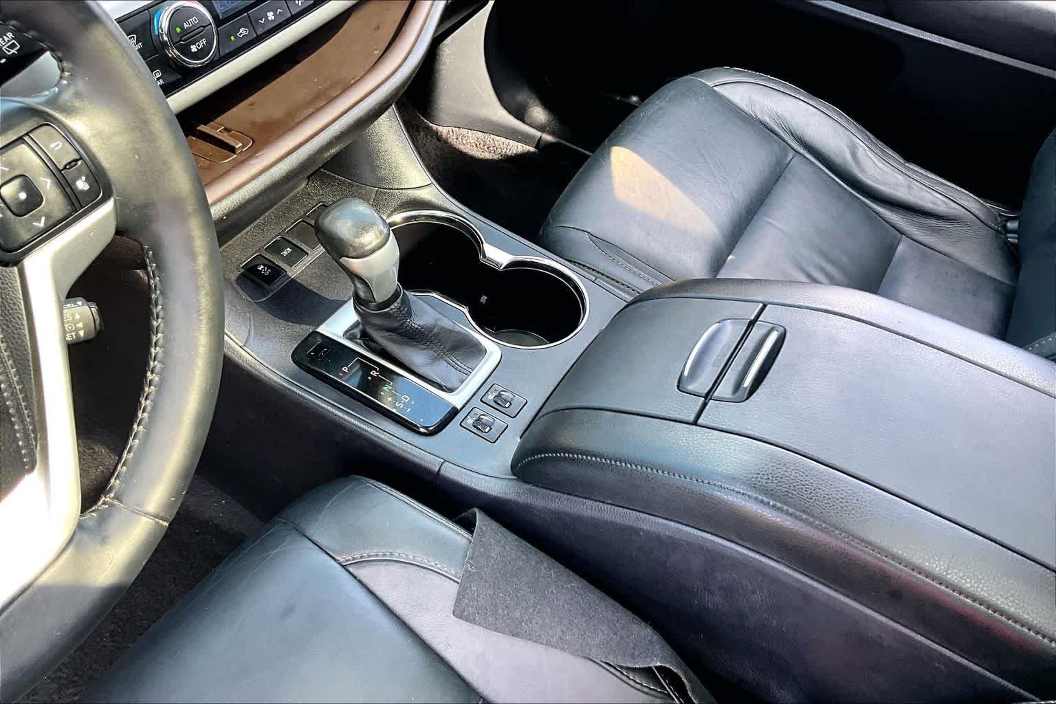 Used 2015 Predawn Gray Mica Toyota XLE image 17
