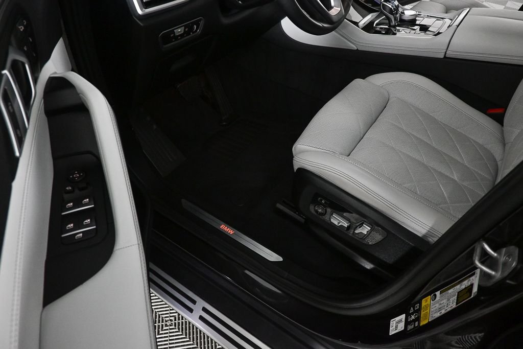 Used 2023 Gray BMW xDrive40i image 7