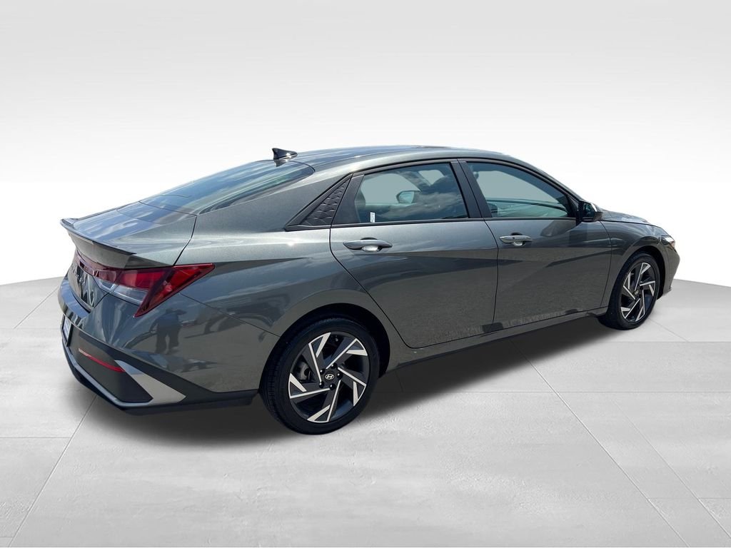 Used 2025 Gray Hyundai SEL Sport image 5