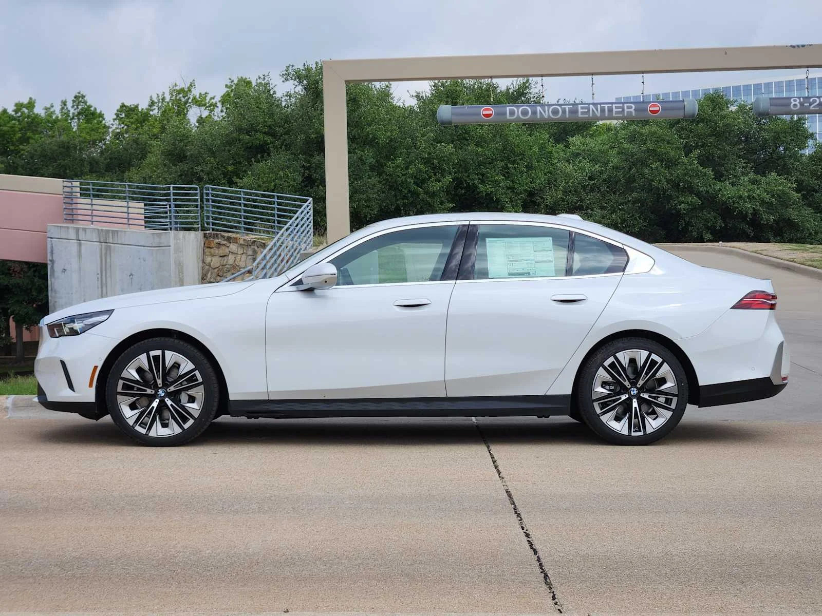 New 2026 Mineral White Metallic BMW 530i image 2
