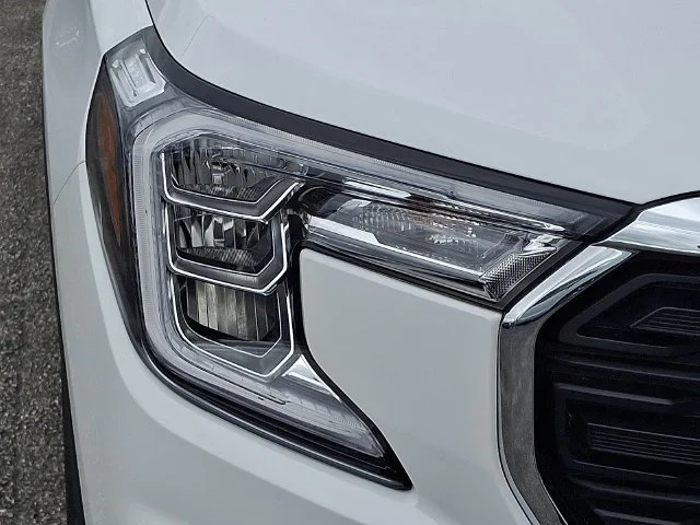 Used 2024 White GMC SLE image 10