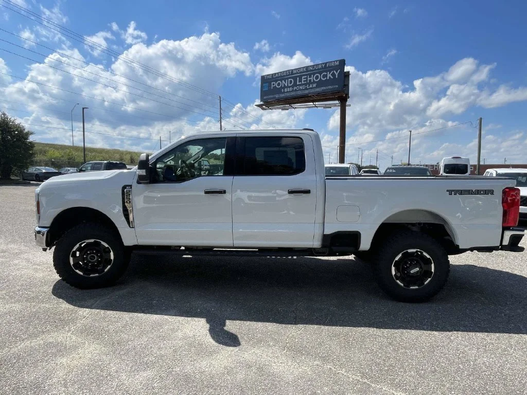 New 2027 White Ford XLT image 6