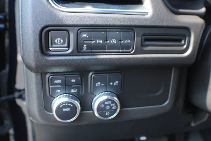 Certified Used 2022 Midnight Blue Metallic GMC SLE image 7