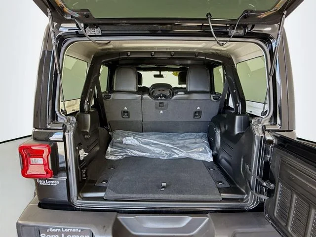 Used 2022 Black Jeep Unlimited Sahara image 25