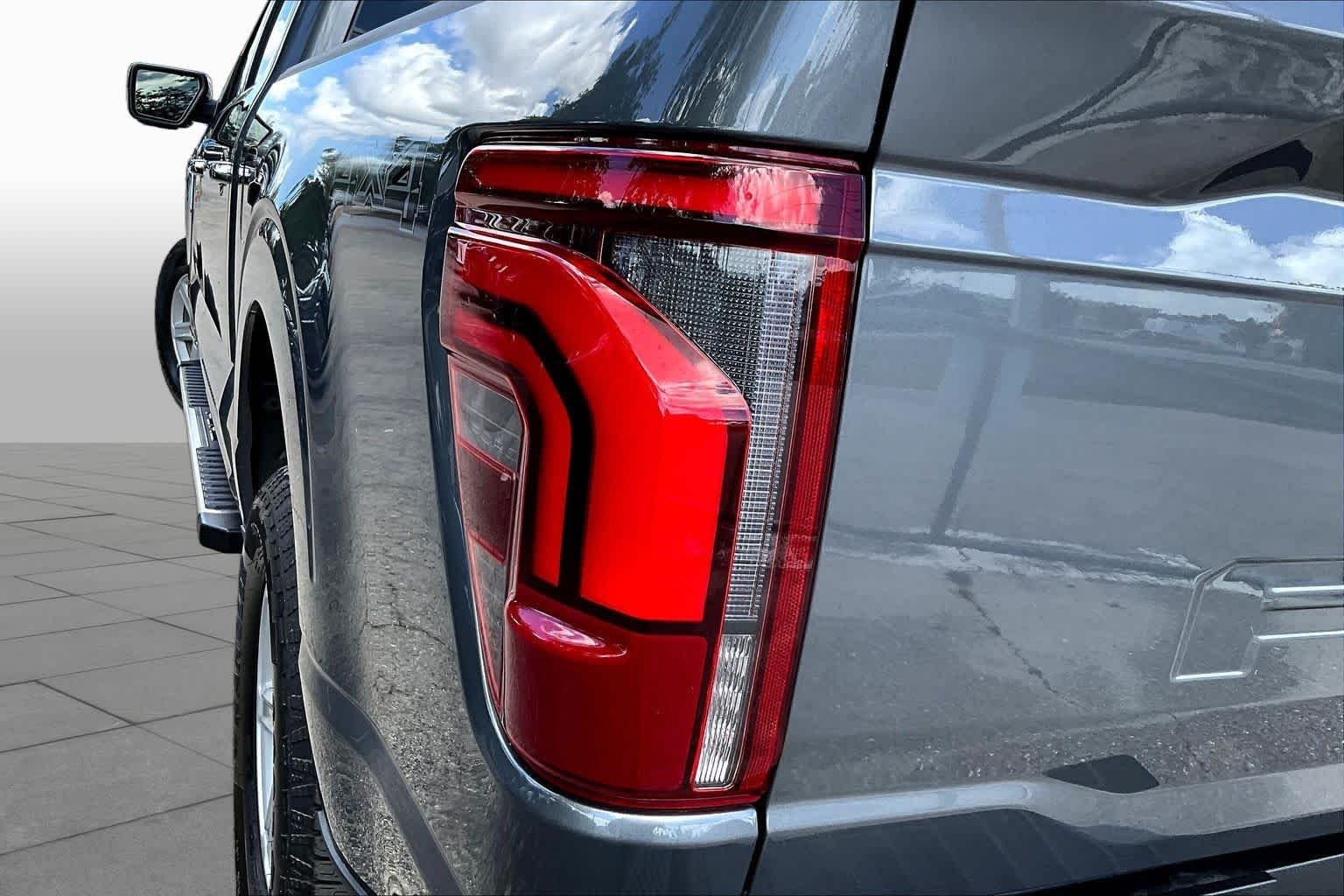 Used 2025 Carbonized Gray Metallic Ford LARIAT image 53