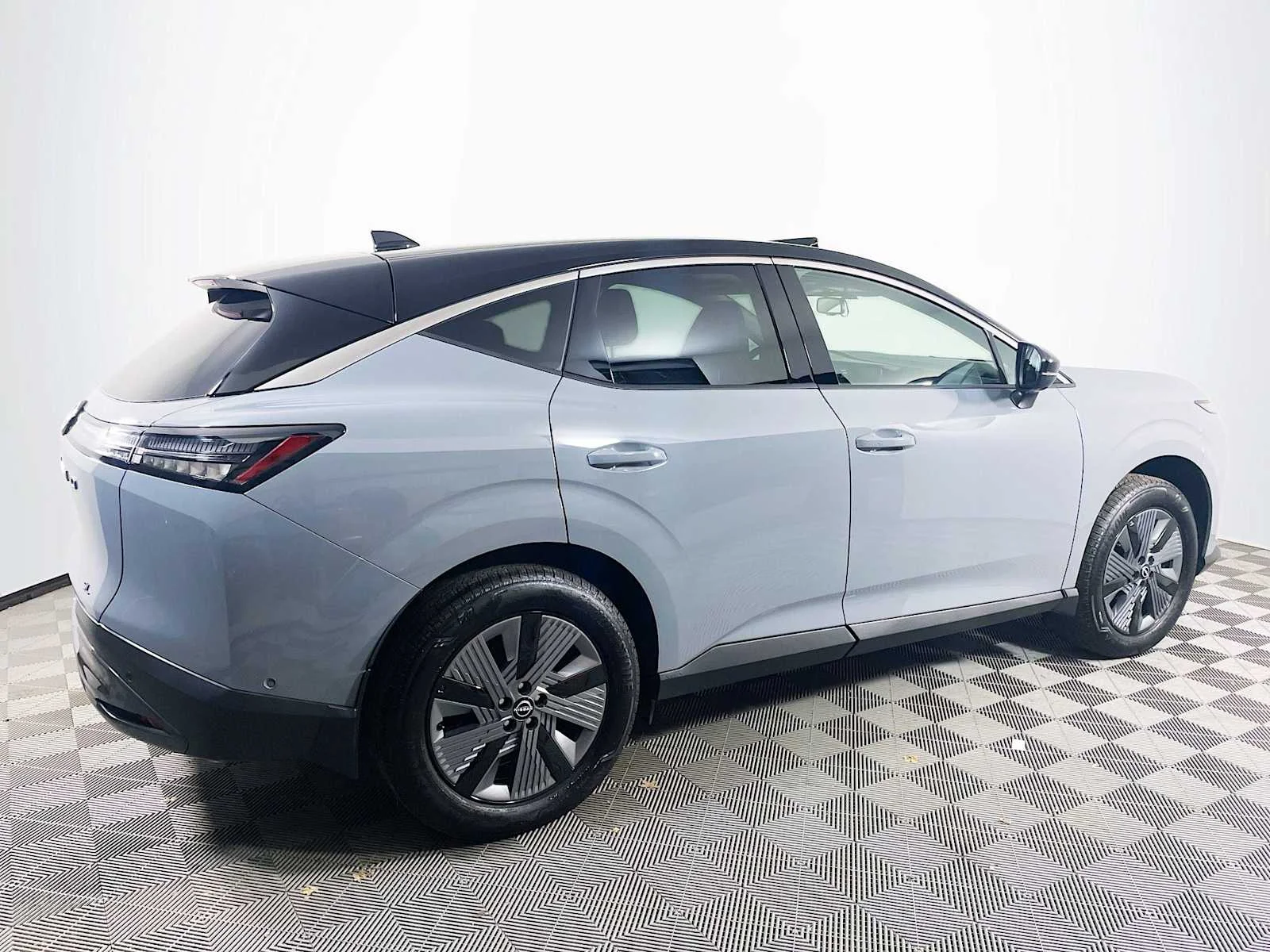 Used 2025 Boulder Gray Pearl/Super Black Nissan SL image 4