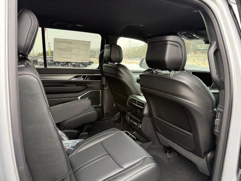 New 2026 Silver-Zynith Exterior Paint Jeep Limited Altitude image 7