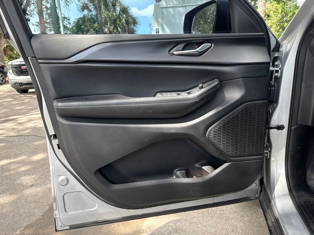 Used 2023 Silver Jeep Laredo image 14