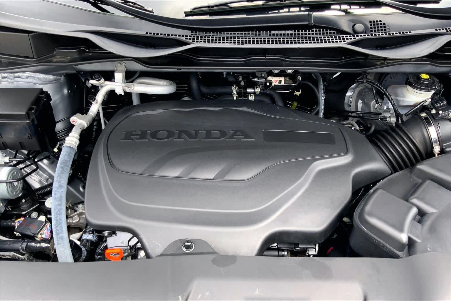 Used 2025 Solar Silver Metallic Honda Touring image 30